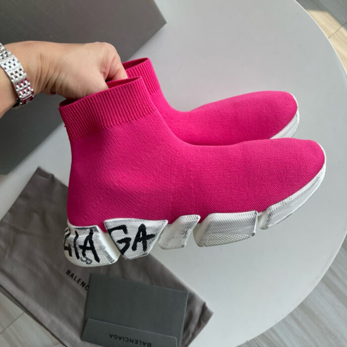 Sneaker Balenciaga rosa shocking in stile streetwear con suola bianca e design moderno.