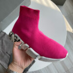 Sneaker rosa sock-like dal design moderno con suola bianca chunky, leggera e di tendenza.