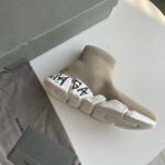 Sneaker Balenciaga beige sock-style con suola chunky, design moderno e comfort di lusso.