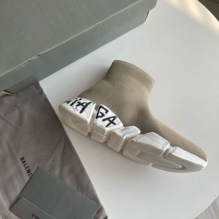 Sneaker Balenciaga beige sock-style con suola chunky, design moderno e comfort di lusso.