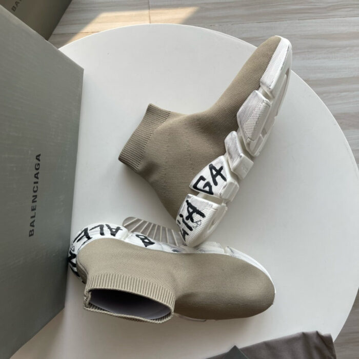 Sneakers Balenciaga moderne in beige con suola bianca e logo visibile, stile streetwear di lusso.