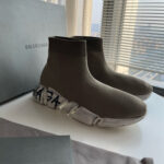 Sneakers Balenciaga moderne con suola trasparente e design sock-like, elegante e urban