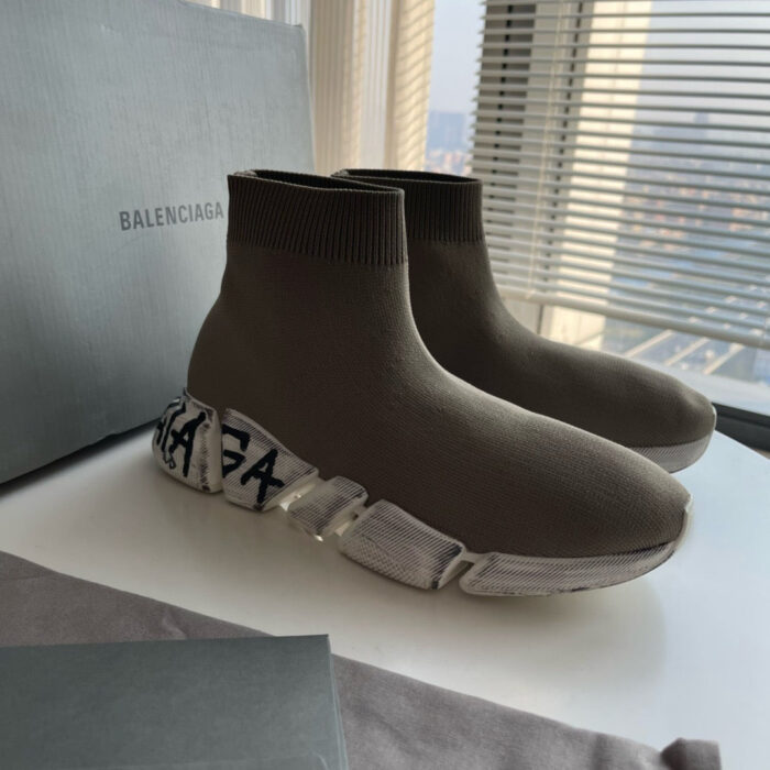 Sneakers Balenciaga moderne con suola trasparente e design sock-like, elegante e urban
