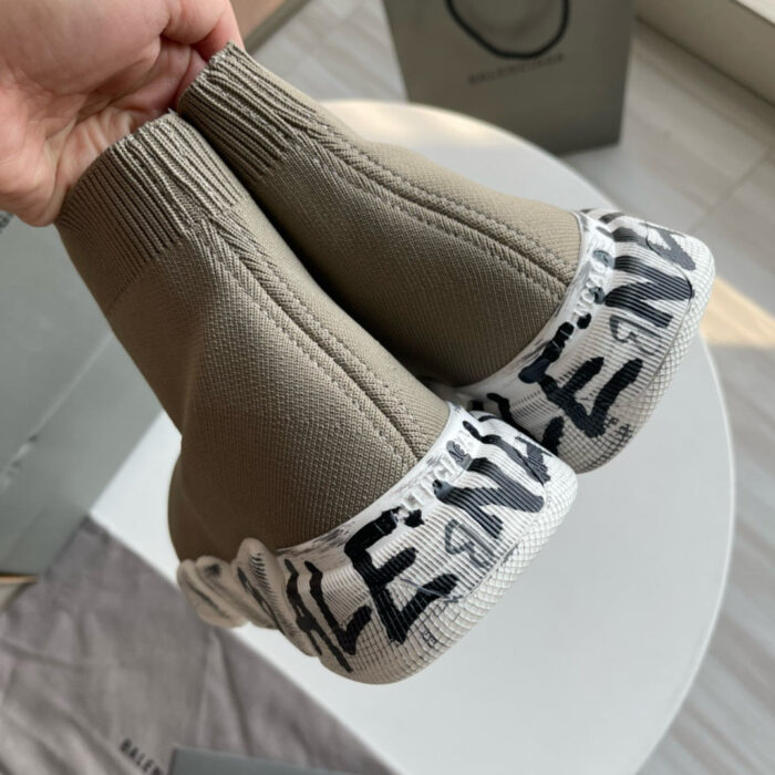 Sneakers sock Valentino beige con logo nero e suola bianca, stile moderno e casual chic.