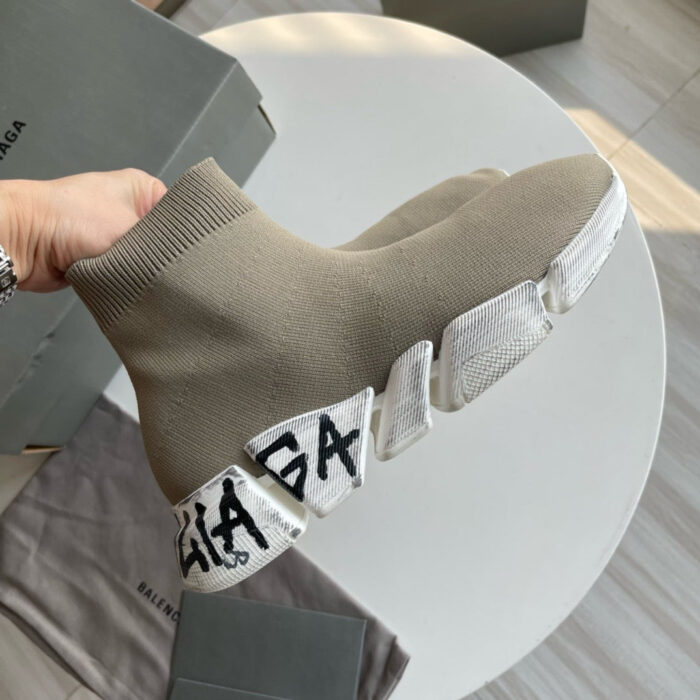 Scarpe Balenciaga sock beige con suola chunky e branding, eleganza moderna e lusso esclusivo.