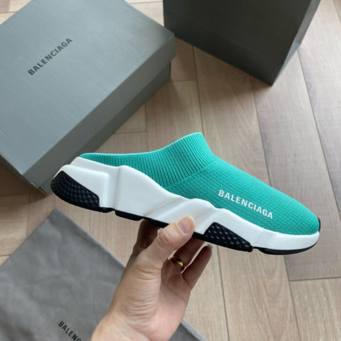 Sneaker Balenciaga turquoise senza lacci, design moderno, suola bianca con branding elegante.