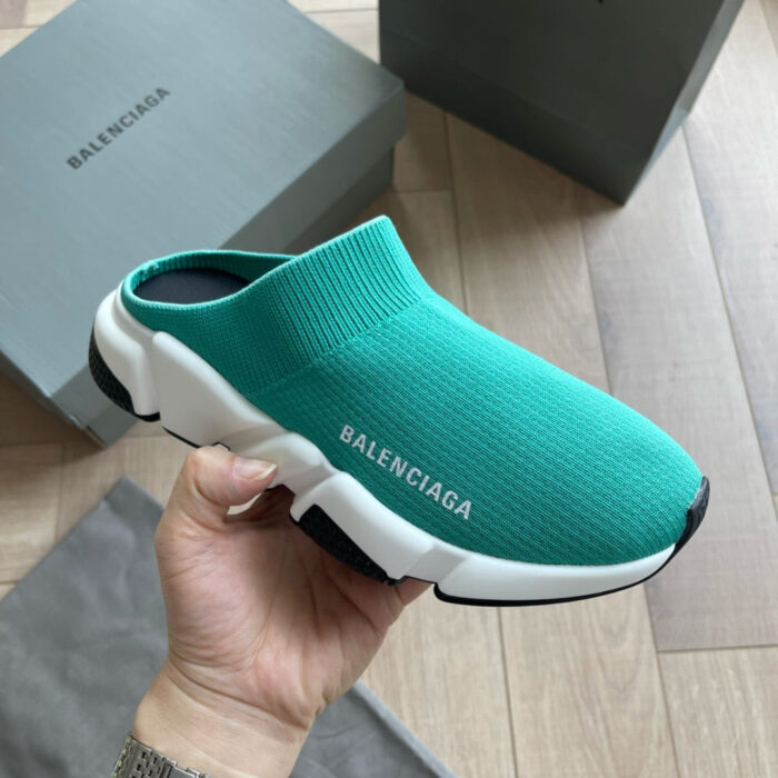 Sneakers Balenciaga turquoise slip-on di lusso, design trendy e comfort urbano.