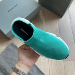 Sneaker Balenciaga blu-verde con suola bianca, design moderno e silhouette sock-like.