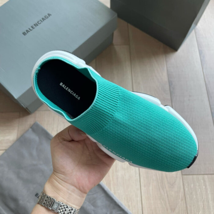 Sneaker Balenciaga blu-verde con suola bianca, design moderno e silhouette sock-like.