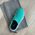 Scarpa Balenciaga turquoise moderna con custodia, stile minimalista e design sportivo elegante.