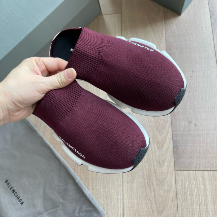 Sneakers di lusso rosso borgogna con design minimalista e suola bianca moderna.