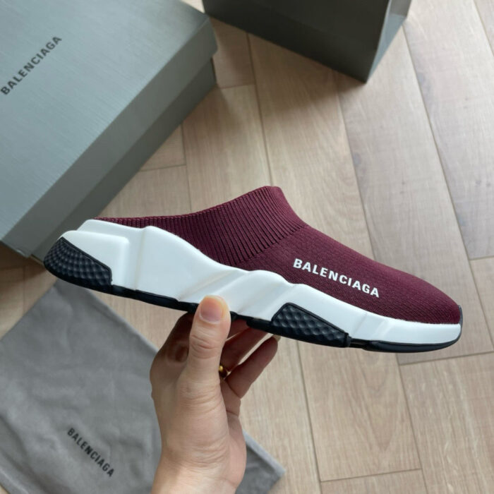 Sneaker slip-on Balenciaga Bordeaux e bianco con suola moderna, design elegante e comfort superiore.