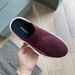 Sneaker Balenciaga burgundy senza lacci, su suola bianca, stile moderno e confortevole.