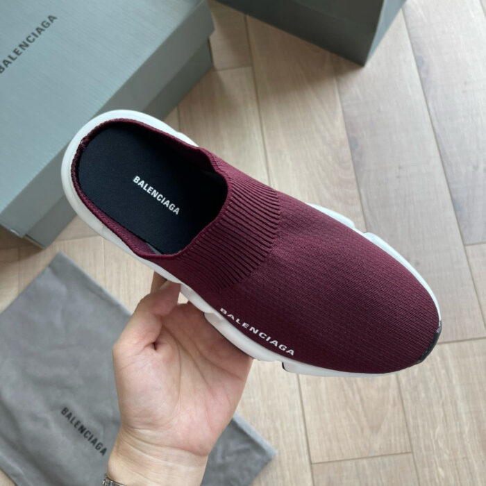Sneaker Balenciaga burgundy senza lacci, su suola bianca, stile moderno e confortevole.