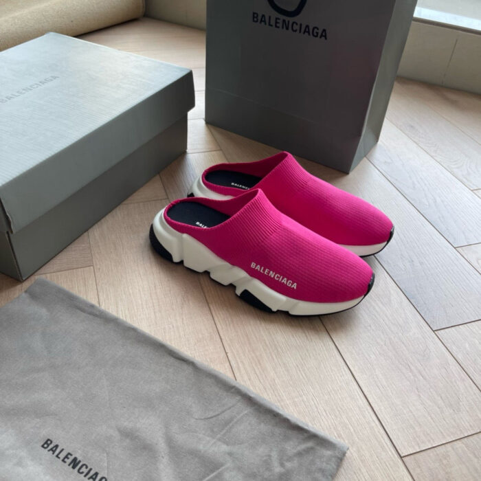 Sneakers Balenciaga clogs rosa moderni e di lusso con scatole e dust bag eleganti.