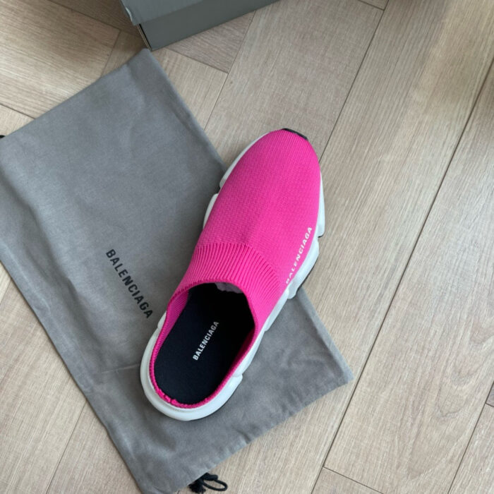 Sneaker rosa neon con suola bianca e dust bag di lusso, stile moderno e confortevole.