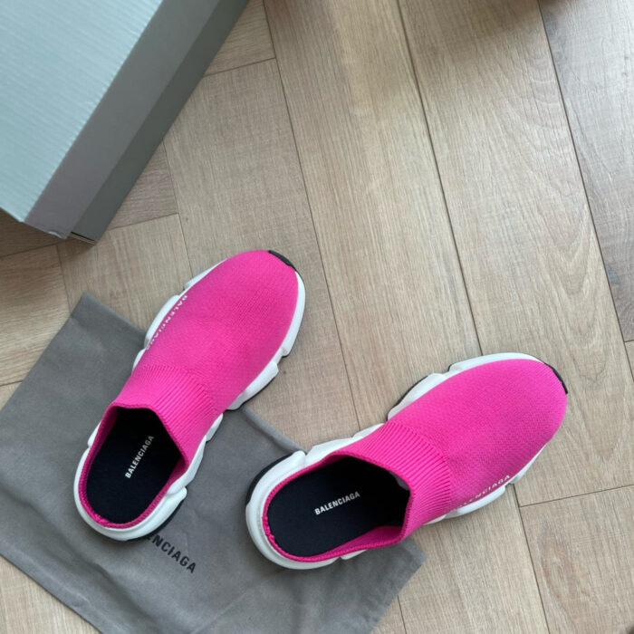 Scarpe slip-on rosa, custodia in tessuto e scatola nuova, stile casual e moderno.