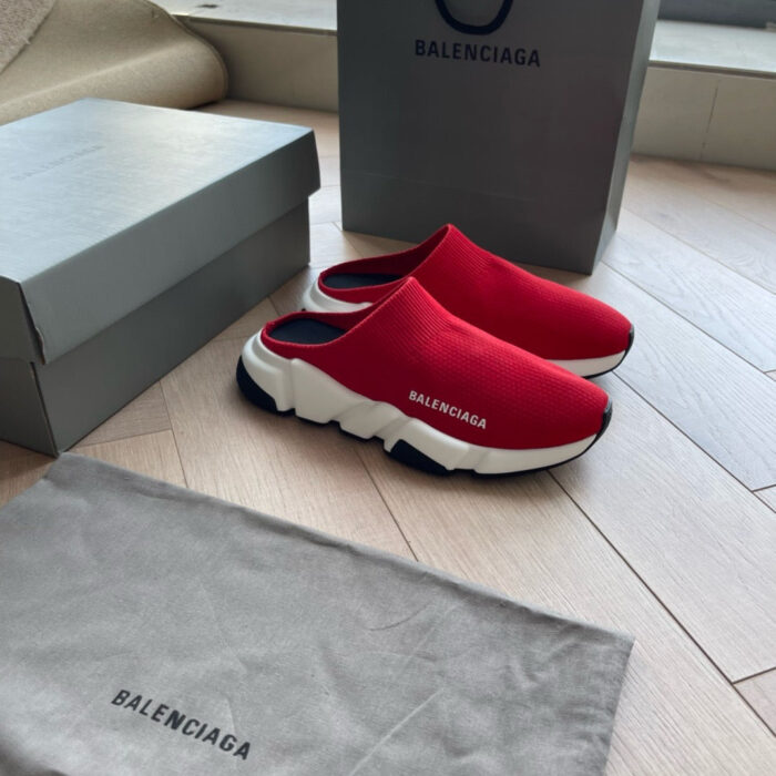 Scarpe rosse Balenciaga eleganti con suola bianca e custodia di lusso in ambiente raffinato.