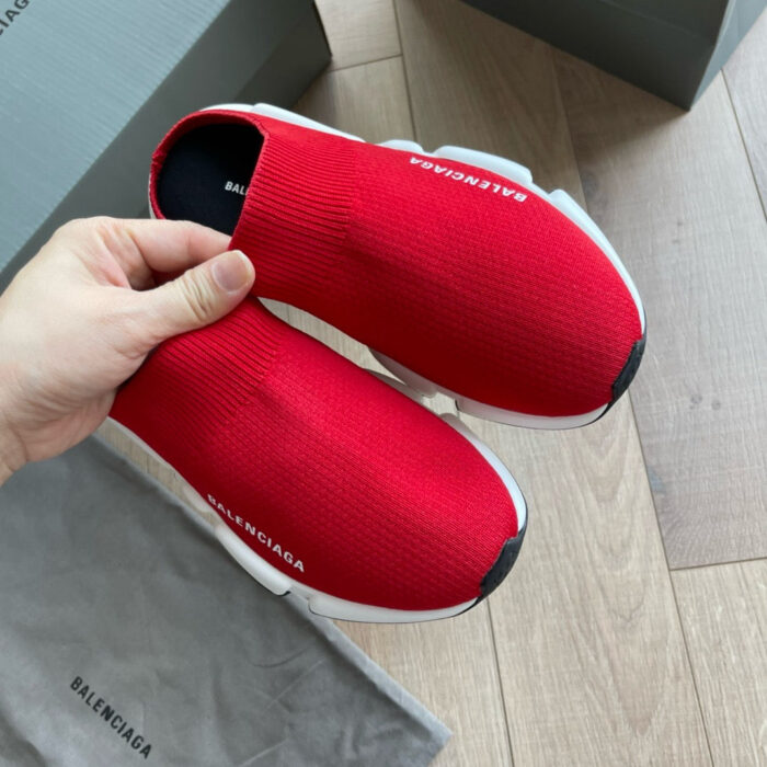 Sneakers Balenciaga rosso slip-on di lusso, stile moderno e comfort, perfetti per il casual.