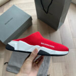 Scarpe Balenciaga slip-on rosse con suola bianca e design moderno senza lacci.