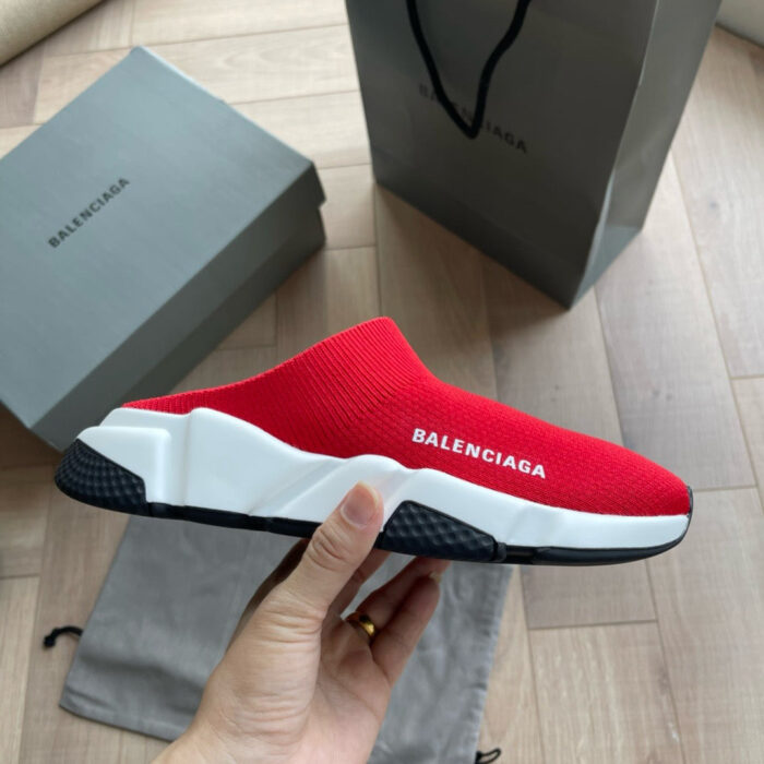 Scarpe Balenciaga slip-on rosse con suola bianca e design moderno senza lacci.