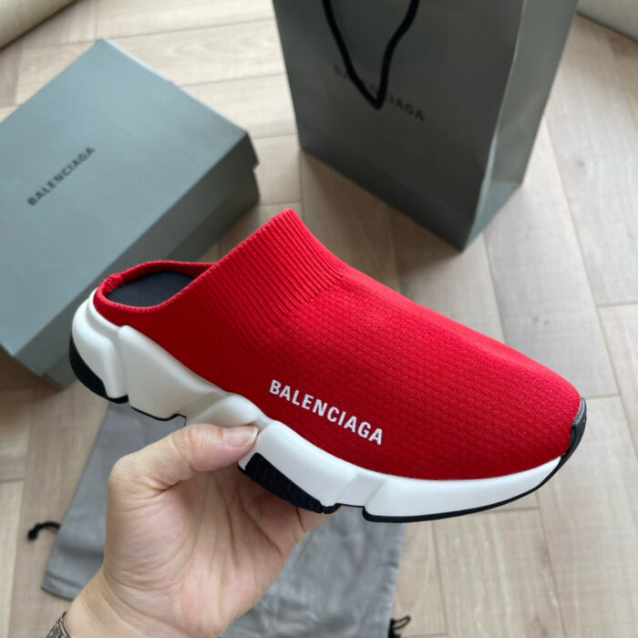 Sneakers Balenciaga rosso con suola bianca, stile moderno e comfort di lusso.