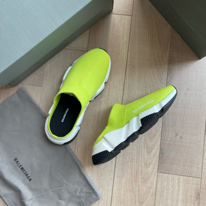 Scarpe slip-on neon gialle moderne con suola bianca e nera, in confezione elegante.