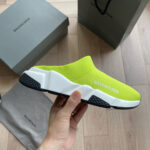 Sneaker slip-on neon verde di design moderno e di lusso con suola bianca e dettagli innovativi.