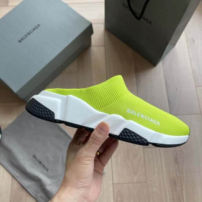 Sneaker slip-on neon verde di design moderno e di lusso con suola bianca e dettagli innovativi.
