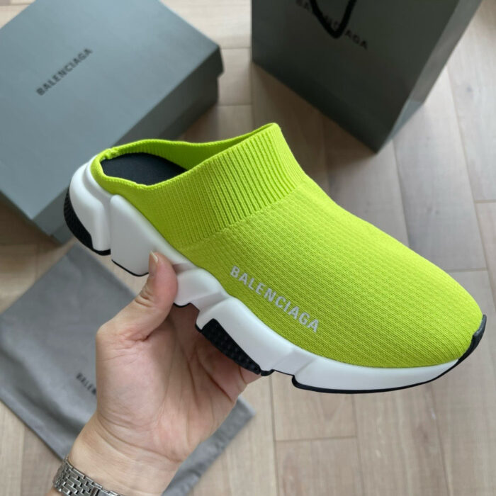 Scarpa Balenciaga verde limone moderna, minimalista e di lusso con suola chunky e design sock-like.