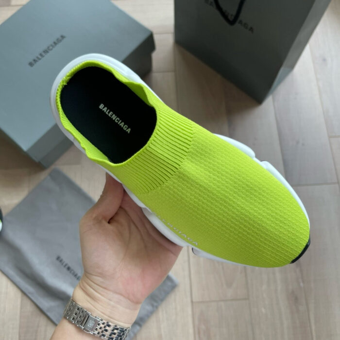 Sneaker neon giallo Balenciaga, stile moderno, packaging di lusso e design minimalista.