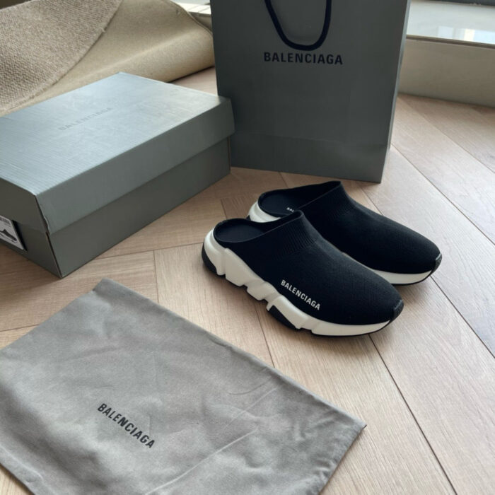 Scarpe Balenciaga Slip-On nere con suola bianca, custodia e confezione di lusso elegante.