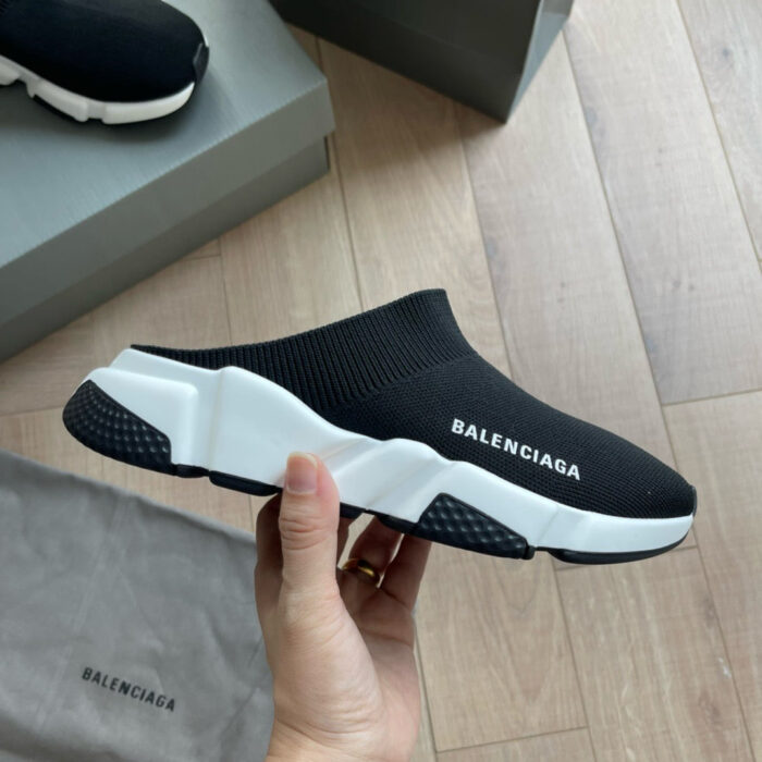 Scarpe slip-on Balenciaga nere e bianche, stile moderno e comfort di lusso.