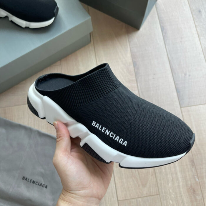 Sneaker Balenciaga slip-on nero con logo bianco, stile moderno e comfort elegante.