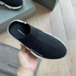 Sneaker Balenciaga nera in slip-on, design minimalista e sneaker di lusso moderno.