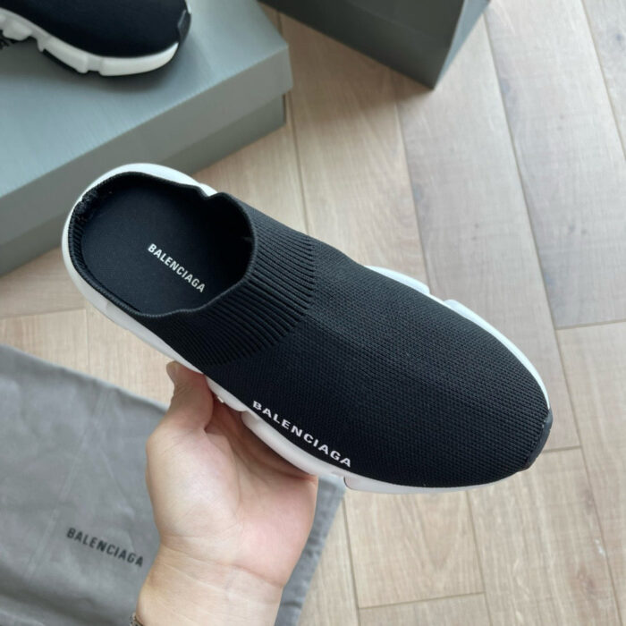 Sneaker Balenciaga nera in slip-on, design minimalista e sneaker di lusso moderno.