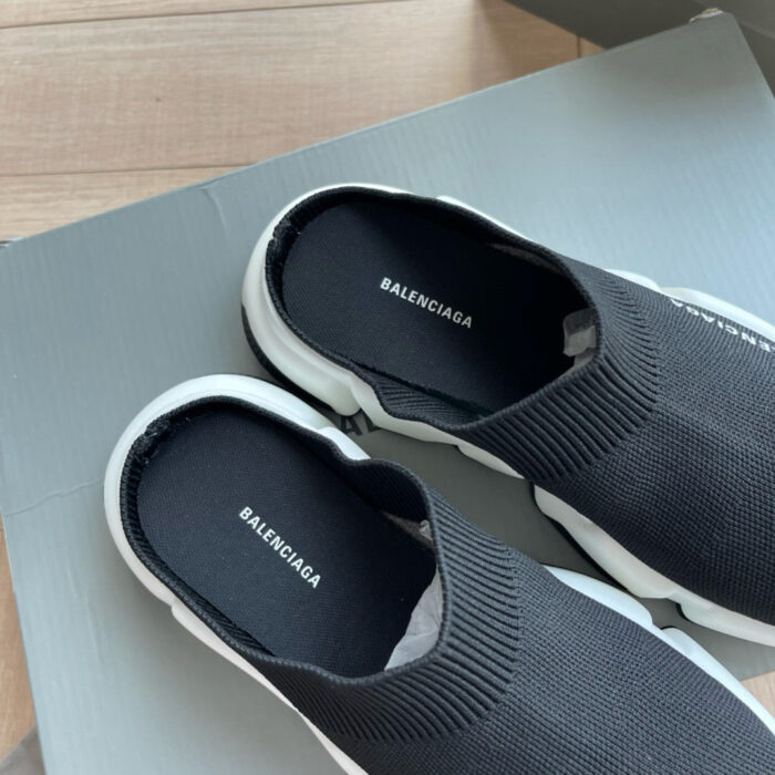Sneakers Balenciaga nere e bianche, design sock-like, stile moderno e comfort elevato.