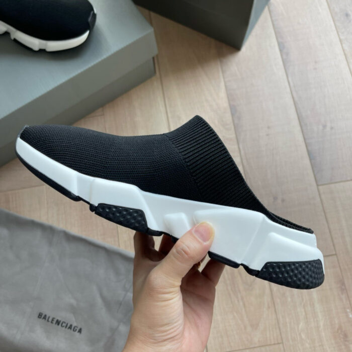 Sneaker slip-on nera con suola bianca moderna, comfort e stile minimalista, ideale per ogni occasione.