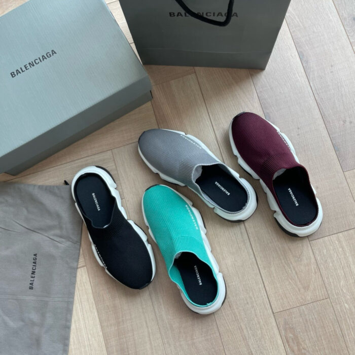 Scarpe slip-on di lusso in vari colori su pavimento in legno, stile elegante e moderno.