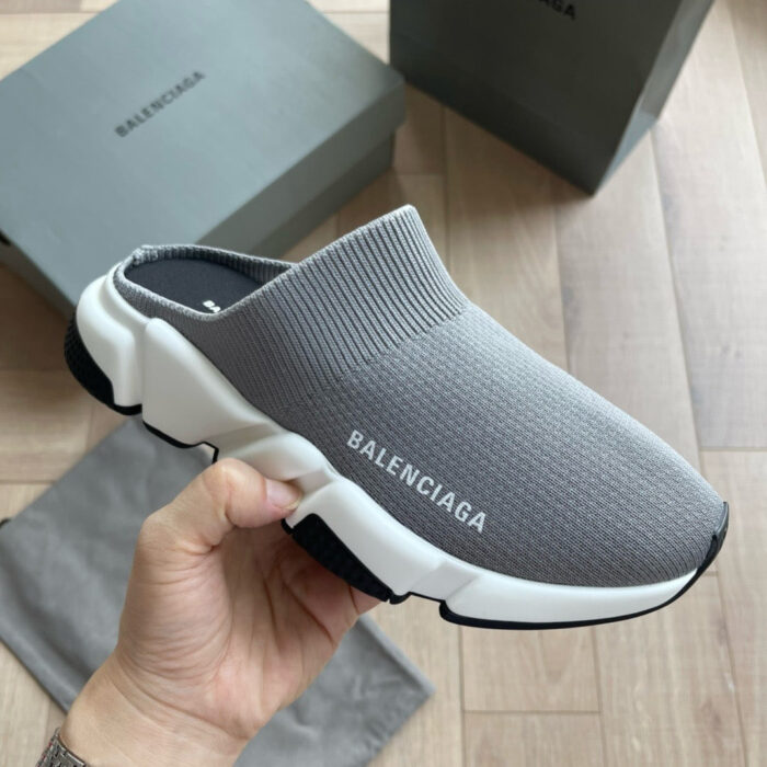 Scarpe slip-on Balenciaga grigie con suola bianca trendy e logo visibile.