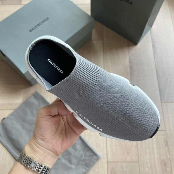 Scarpe Balenciaga slip-on grigie di lusso, minimaliste e comode, perfette per ogni stile casual.