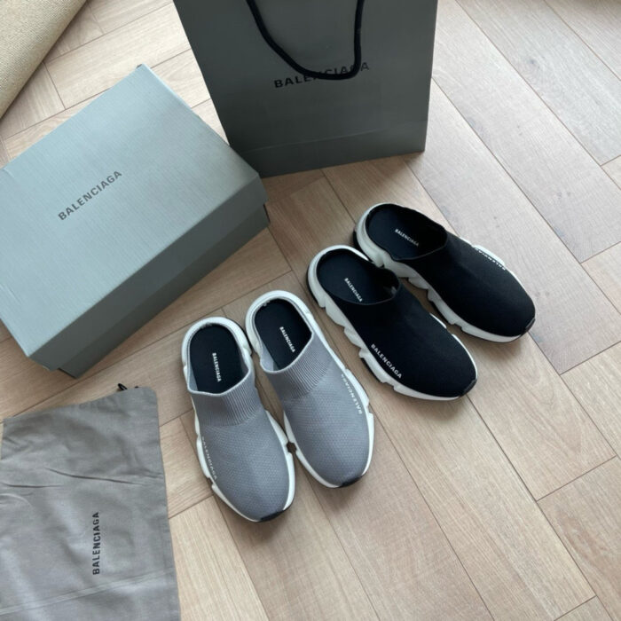 Scarpe minimaliste di lusso con confezione elegante su pavimento in legno