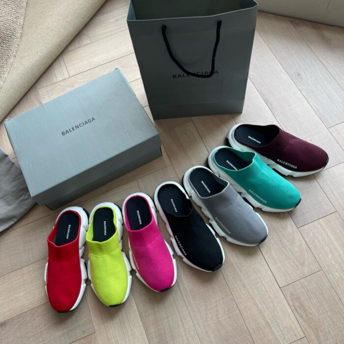 Sneakers di lusso Balenciaga, collezione eleganti su pavimento in legno chiaro.
