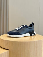 Sneaker moderna in navy con suola chubby, dettagli eleganti e design versatile.