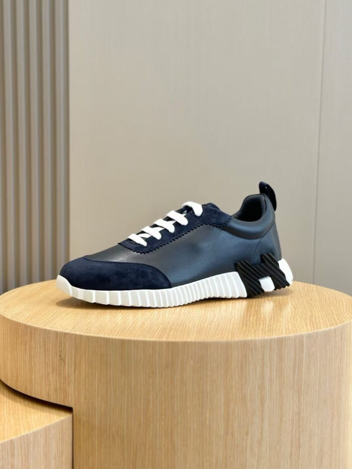 Sneaker moderna in navy con suola chubby, dettagli eleganti e design versatile.