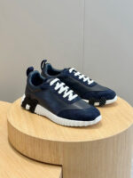 Sneakers navy eleganti con dettagli moderni e suola durevole, perfette per uno stile urbano e raffinato.