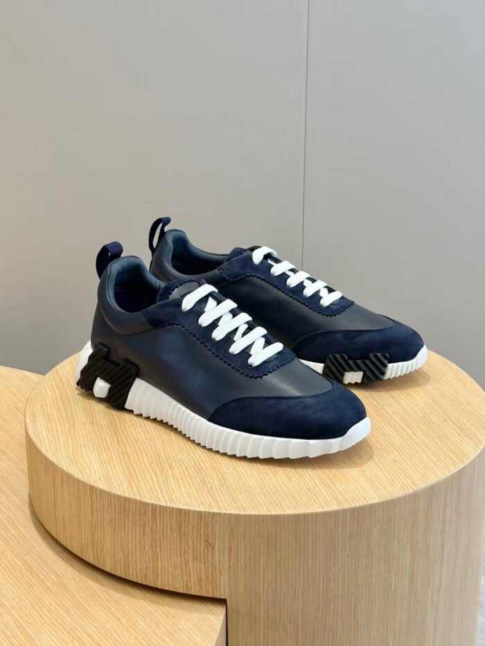 Sneakers navy eleganti con dettagli moderni e suola durevole, perfette per uno stile urbano e raffinato.
