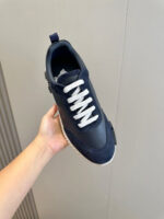 Scarpa sneakers navy blu con lacci bianchi e design moderno, ideale per stile e comfort quotidiano.