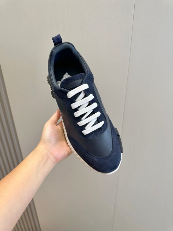Scarpa sneakers navy blu con lacci bianchi e design moderno, ideale per stile e comfort quotidiano.