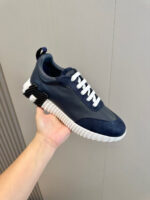 Scarpa sneaker moderna navy con suola bianca robusta e dettagli eleganti.